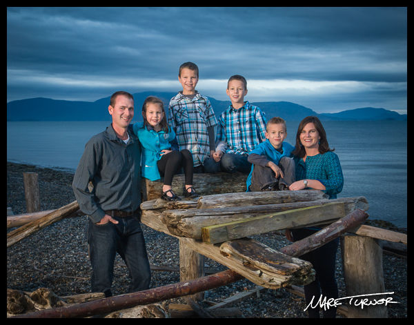 Kelli, Doug, Isaac, Owen, Austin, Abbie Visser family portrait. Sandy Point, Ferndale, WA. © 2015 Mark Turner Family portrait on the beach